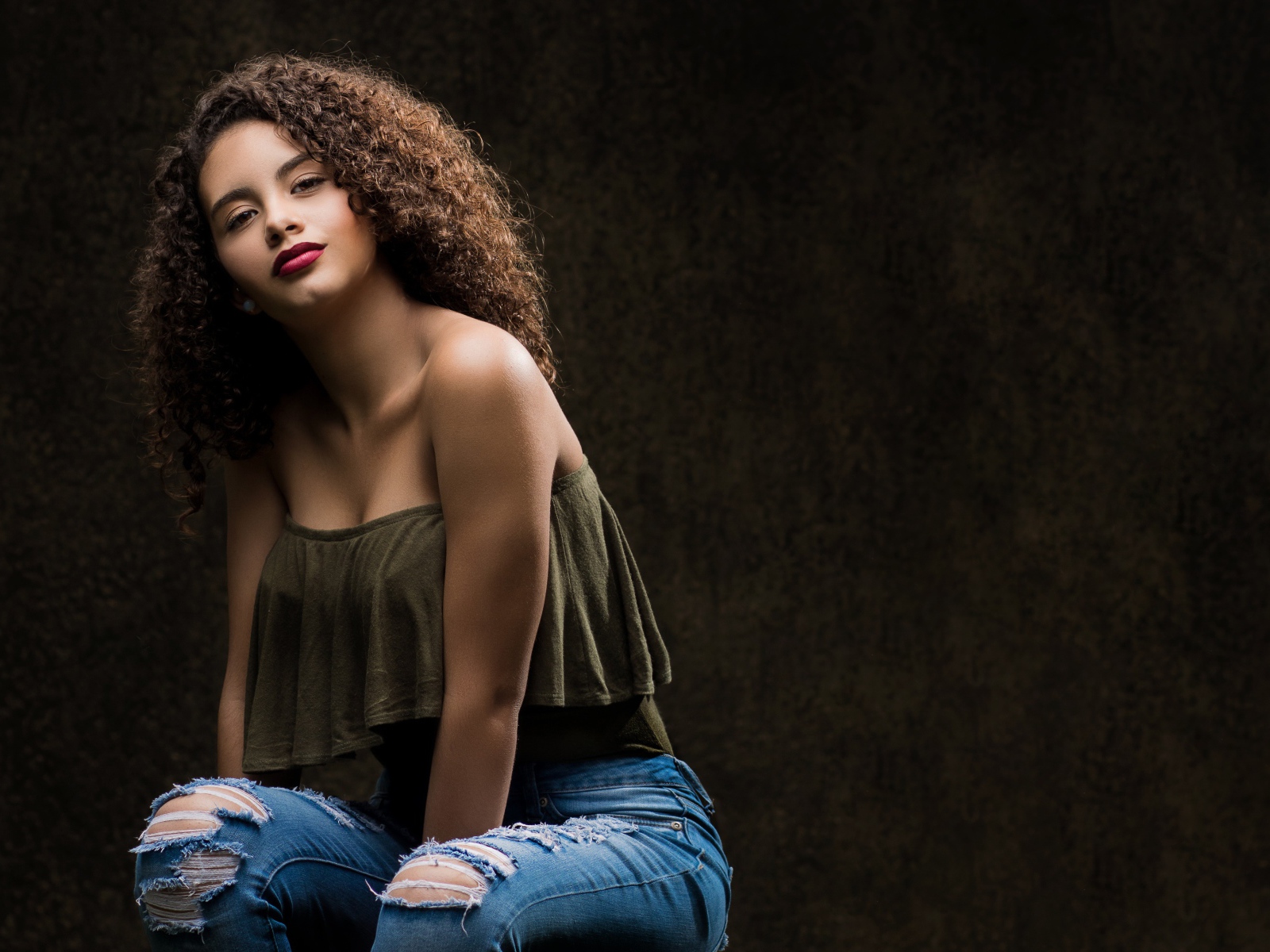 Красивая девушка в модных джинсах 