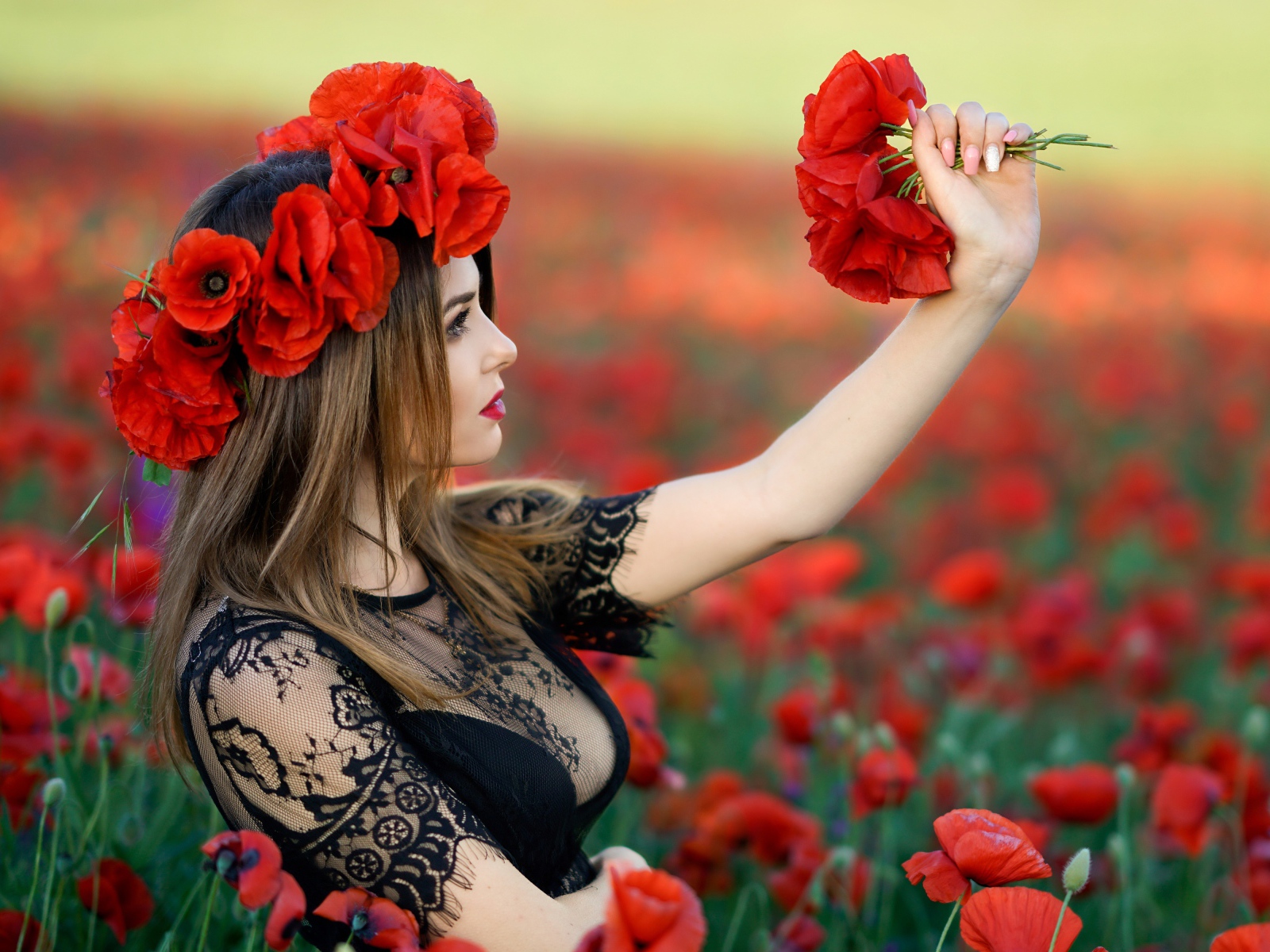 Красивая девушка с венком из красных маков на голове