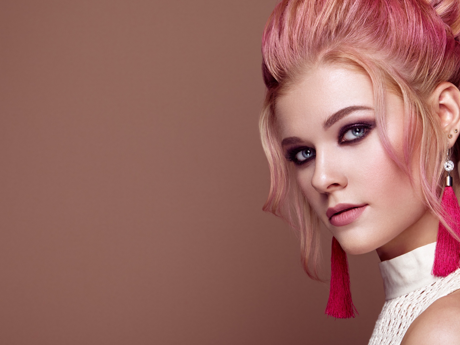 Красивая девушка с голубыми глазами  и розовыми волосами