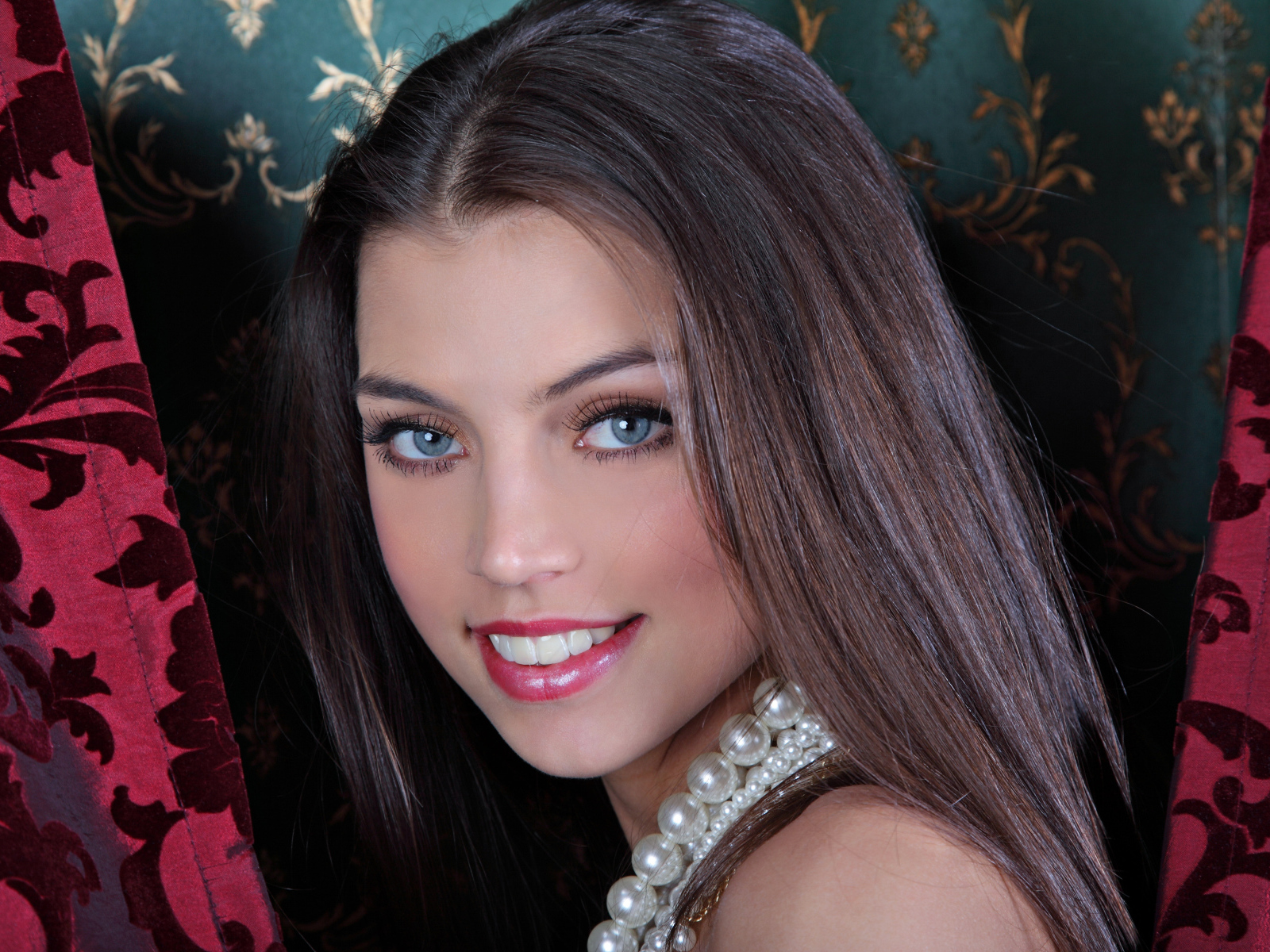 Красивая девушка с серыми глазами и очаровательной улыбкой