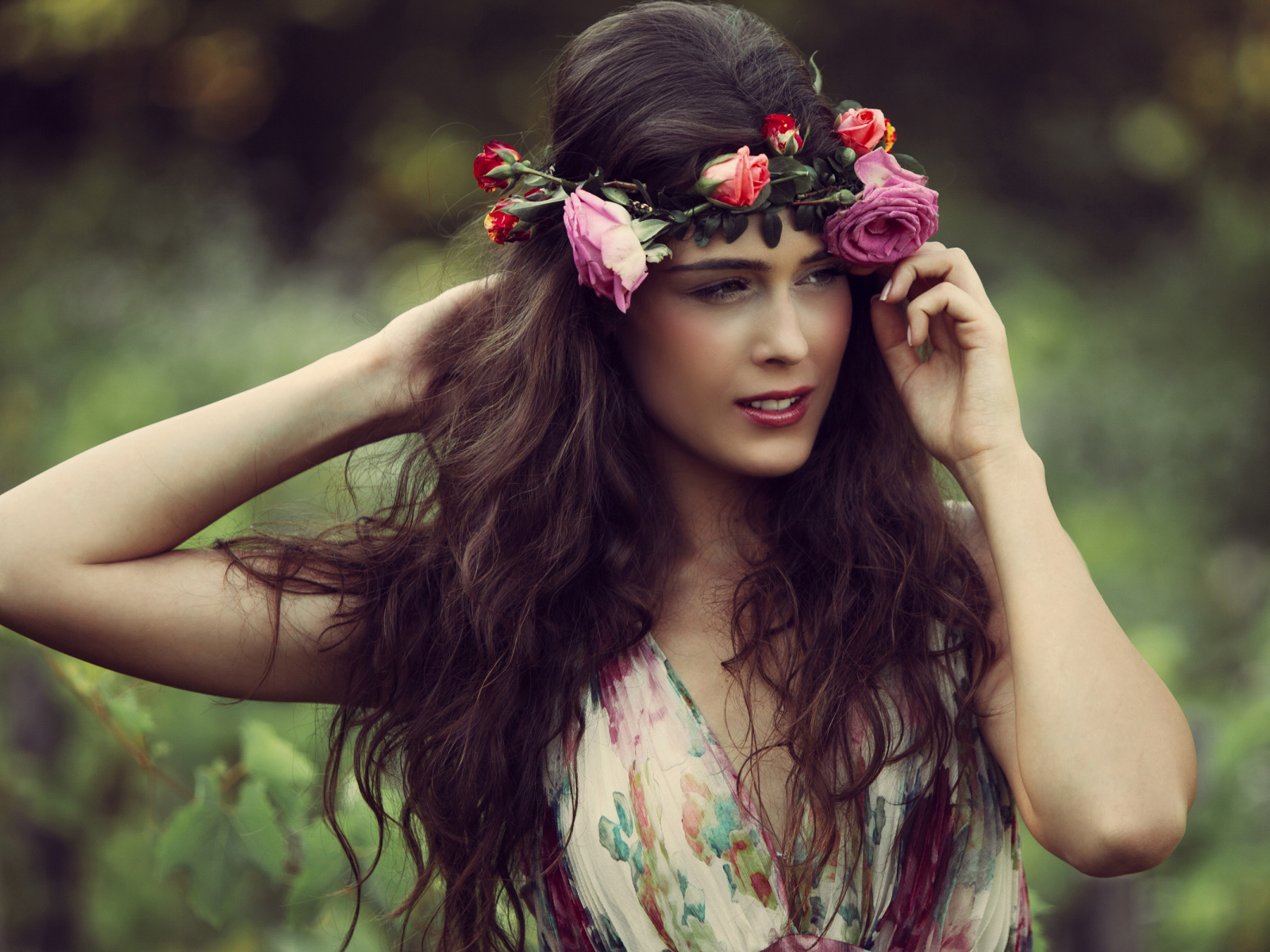 Красивая длинноволосая девушка шатенка с венком из роз на голове