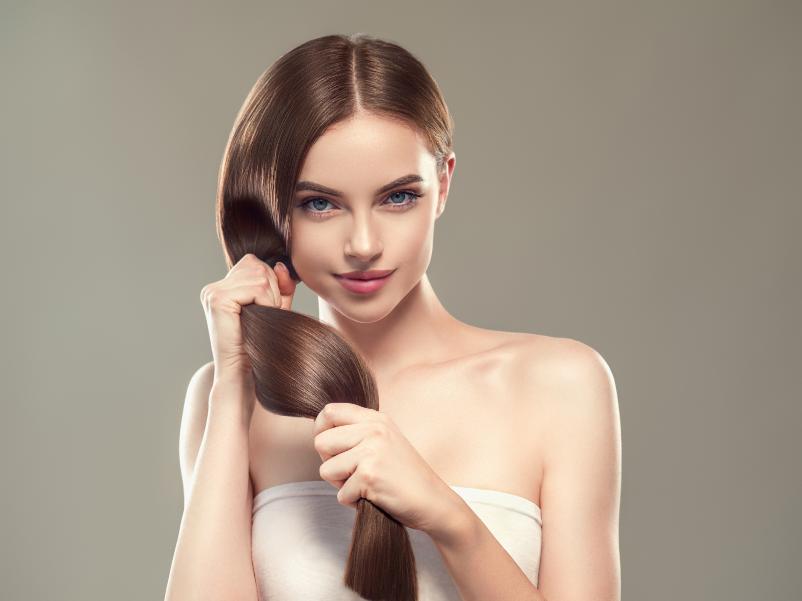 Красивая нежная голубоглазая девушка с длинными волосами