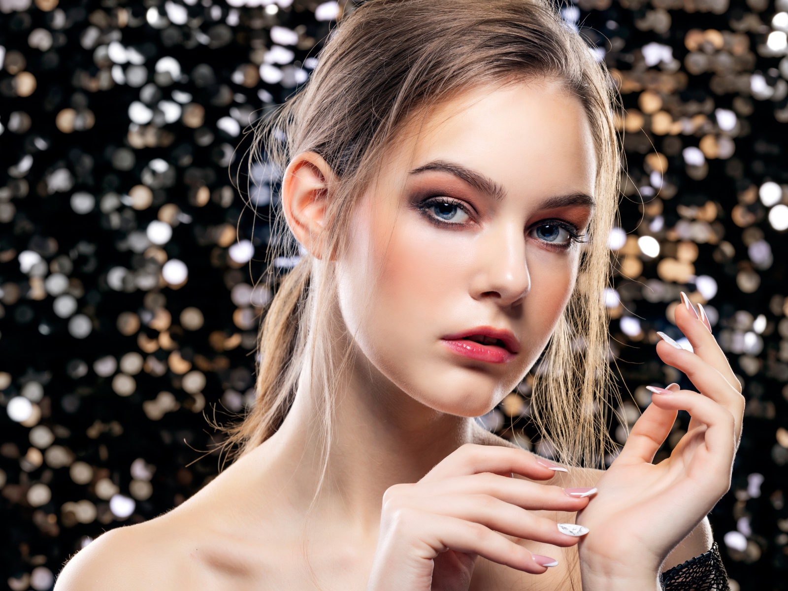 Красивая молодая голубоглазая девушка с маникюром