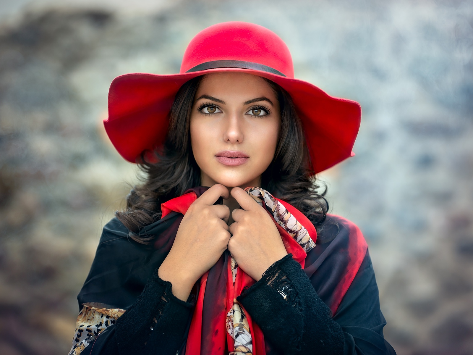 Брюнетка с большими глазами в красной шляпе 