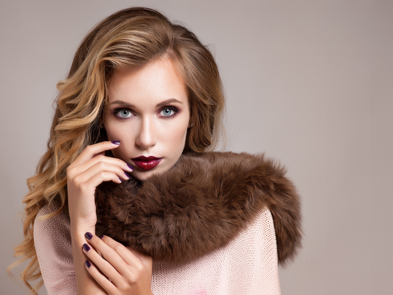 Яркая девушка блондинка с меховым воротником