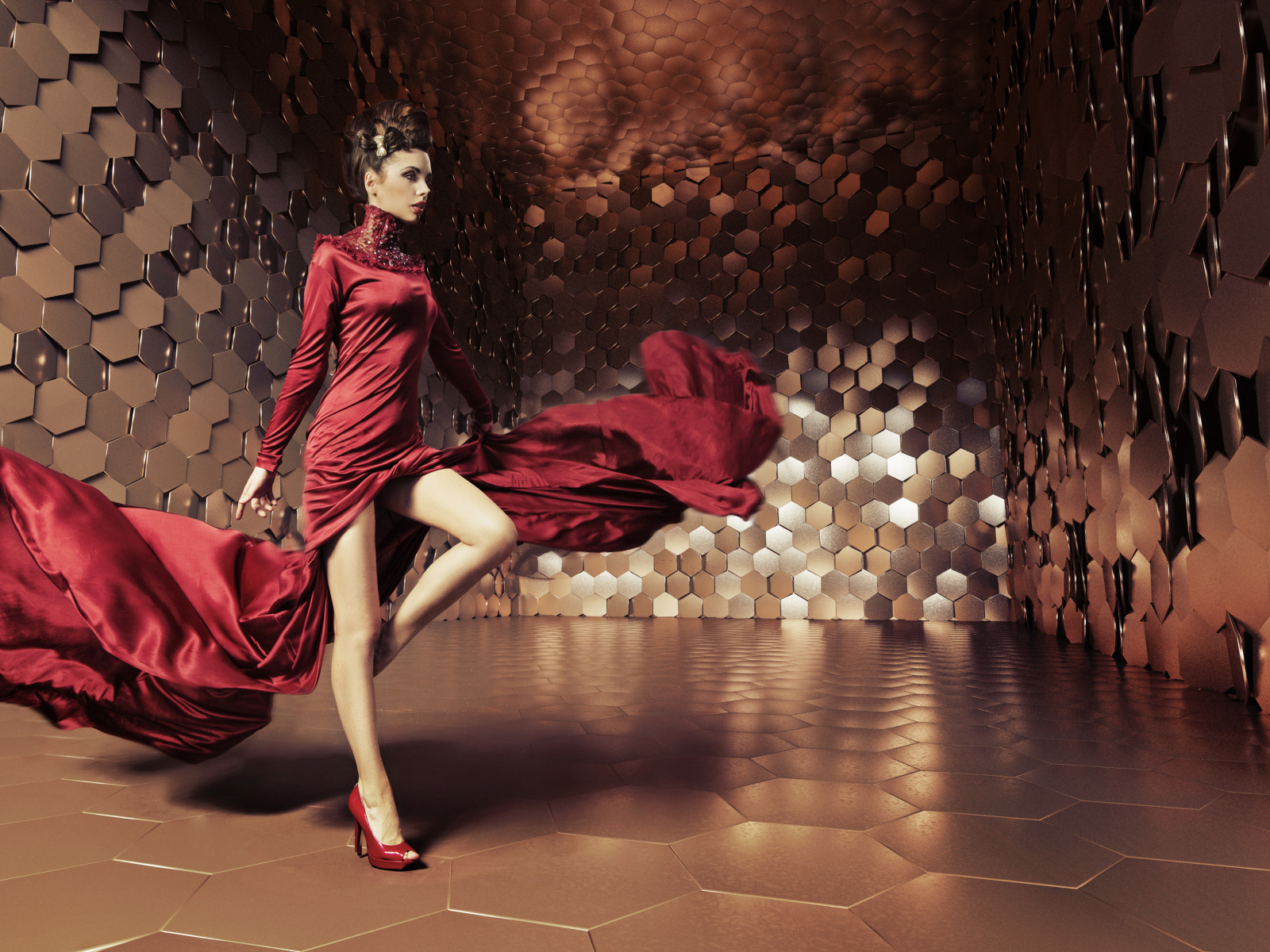 Яркая девушка в красивом красном платье в комнате 