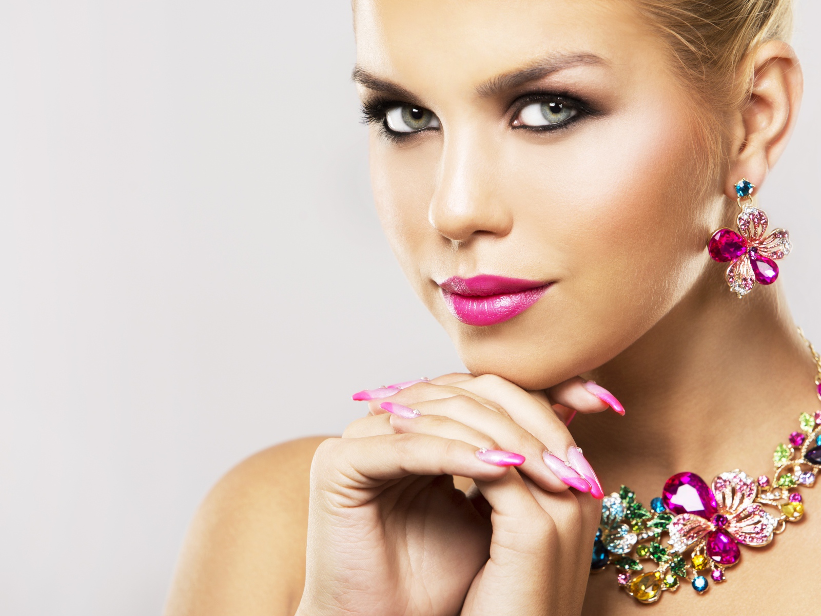 Яркая девушка с красивыми украшениями на шее и в ушах