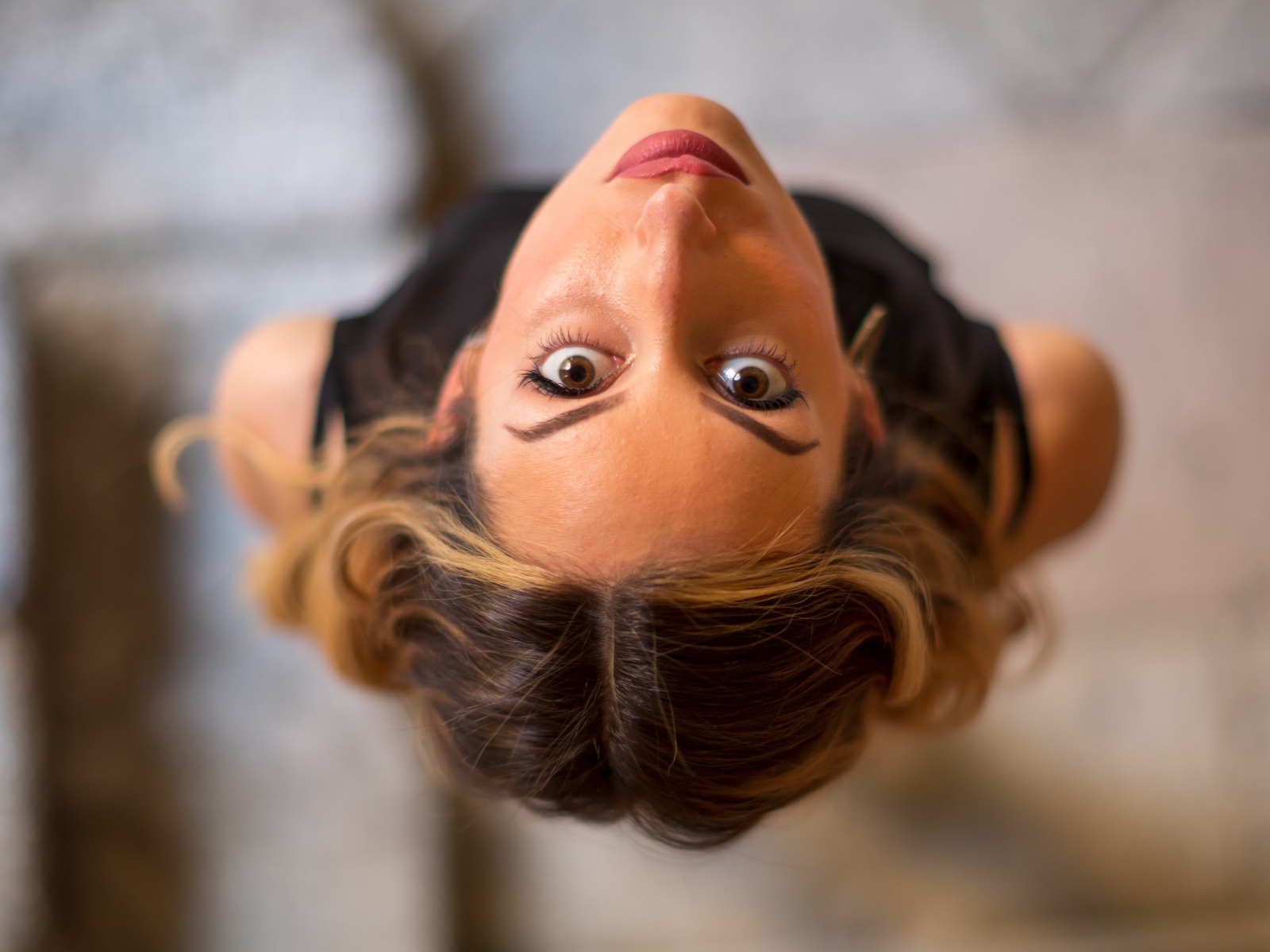 Кареглазая девушка смотрит вверх