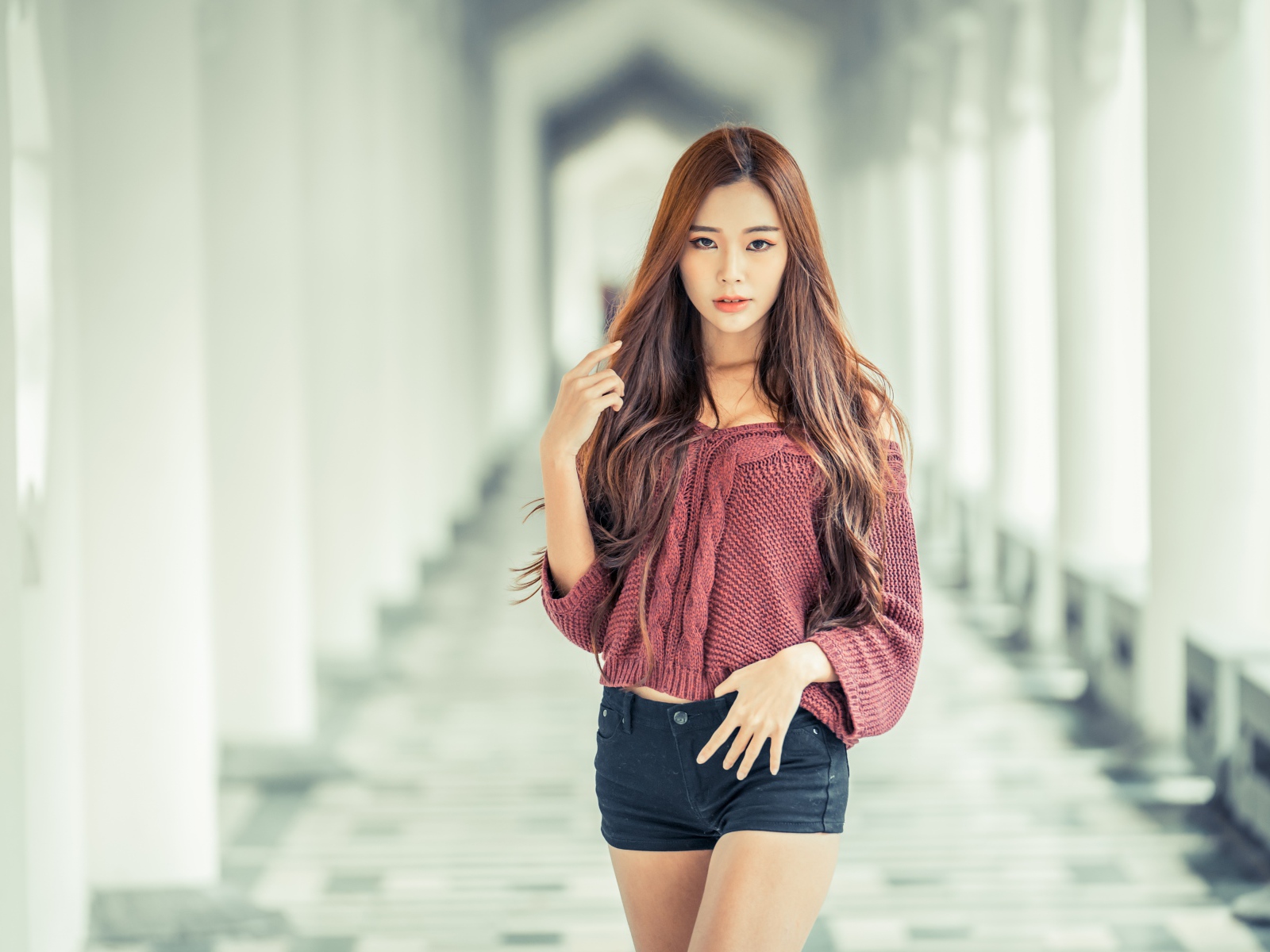 Милая девушка азиатка в коротких шортах 