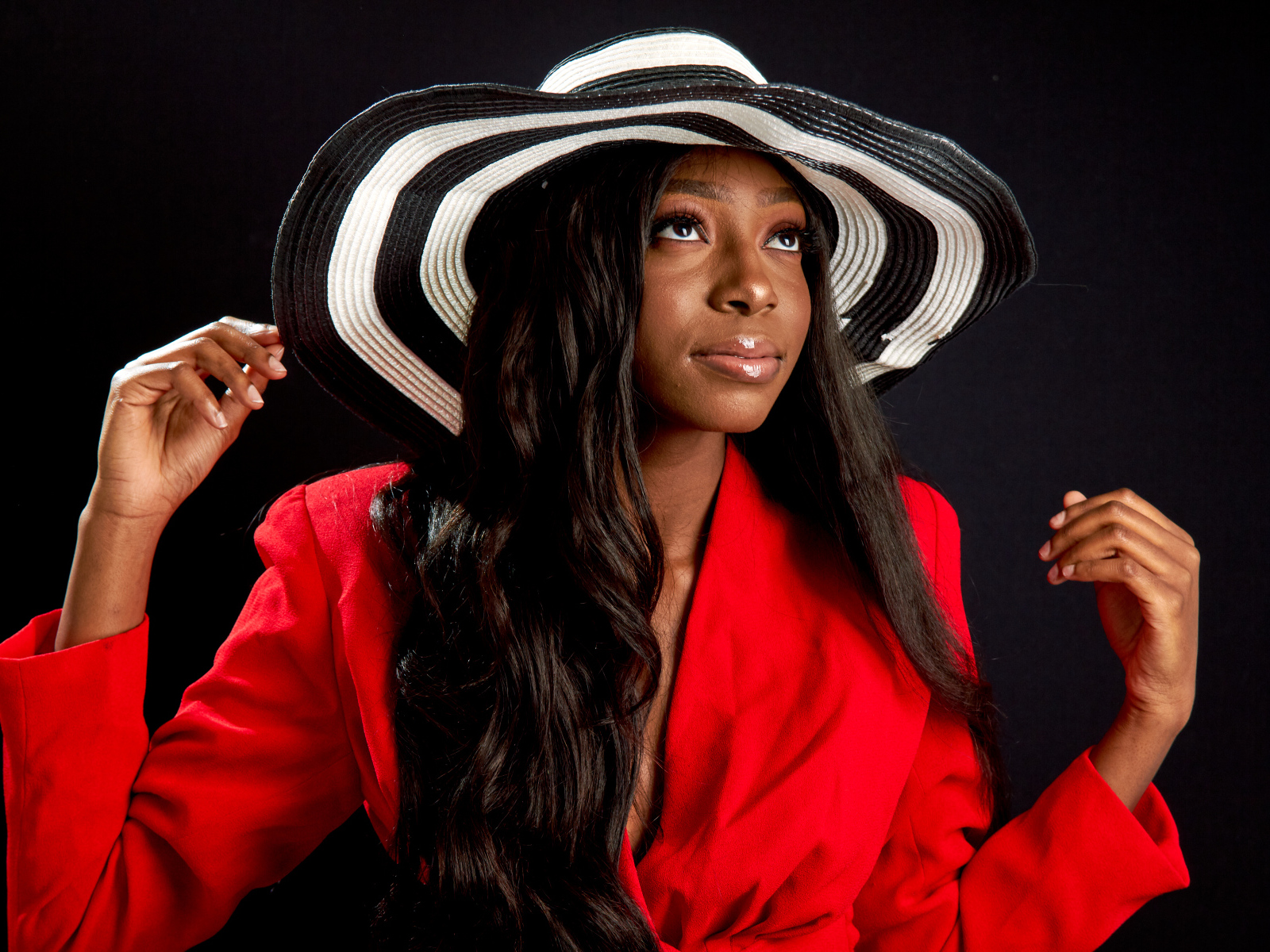 Темнокожая девушка в большой шляпе 