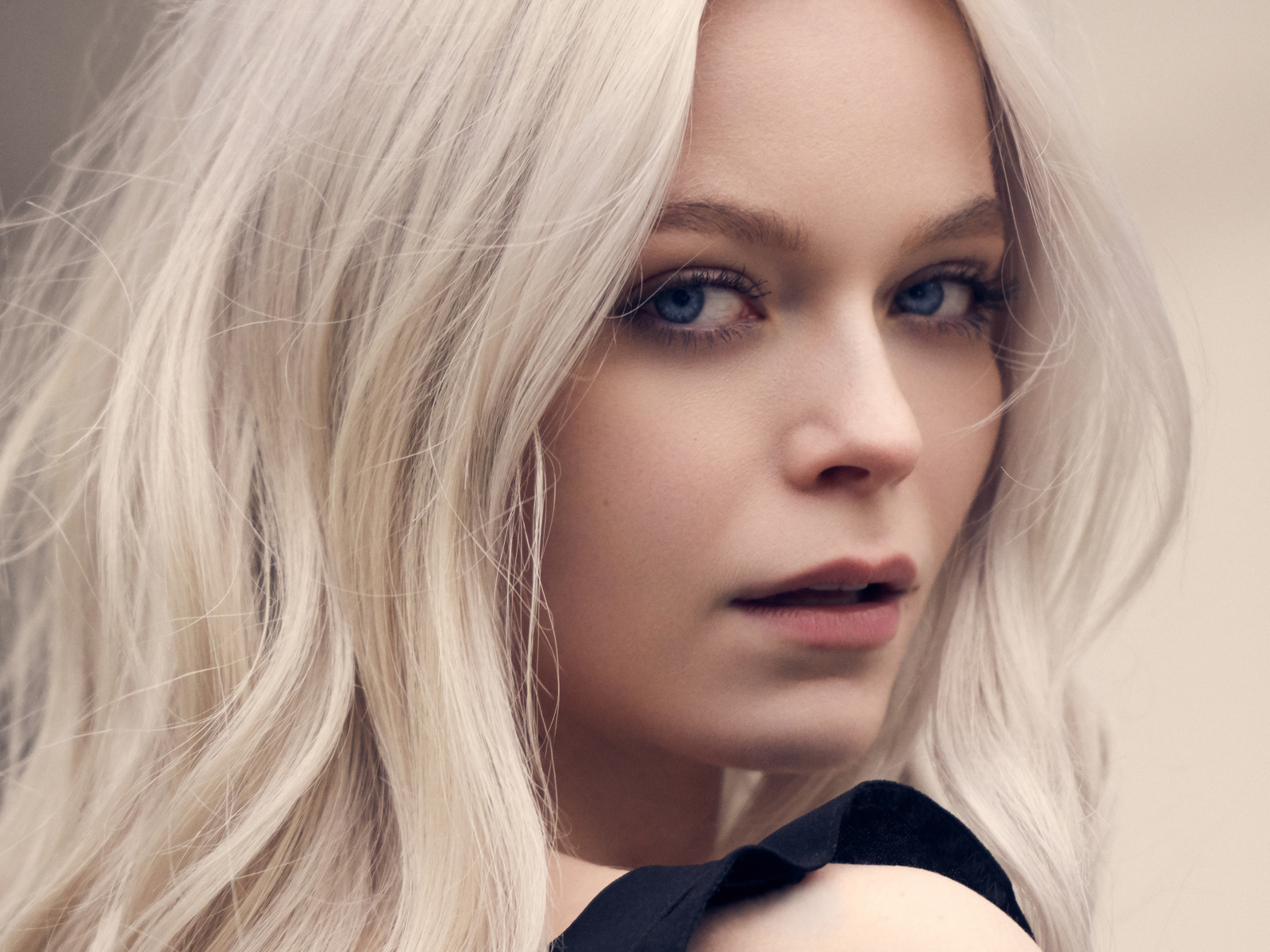 Лицо голубоглазой блондинки крупным планом