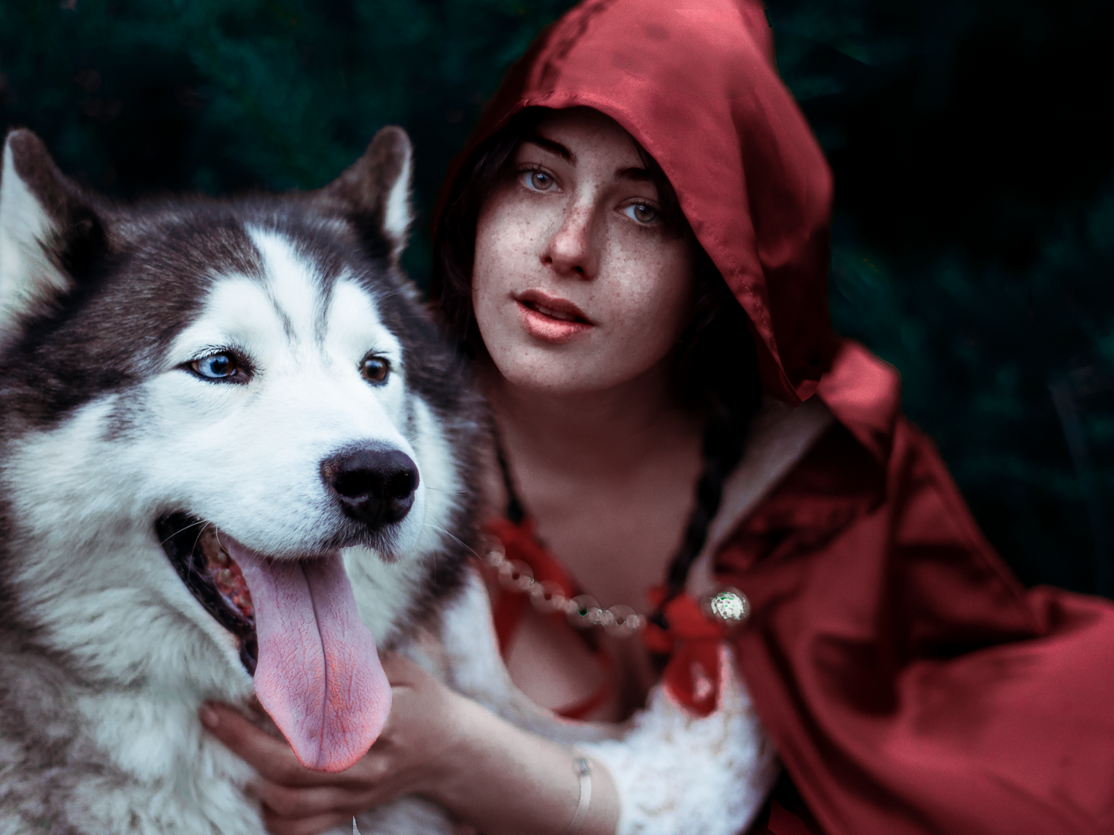 Девушка в красном плаще с собакой породы хаски