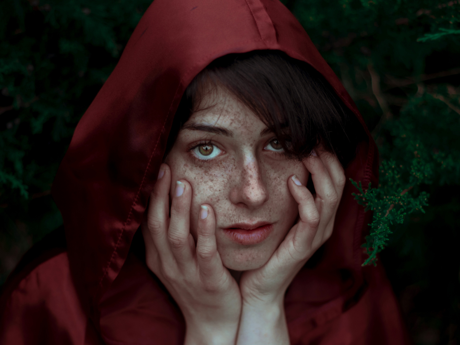 Девушка в красном плаще с веснушками на лице