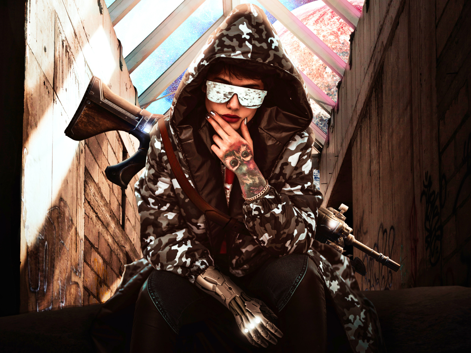 Девушка с оружием в худи и очках 