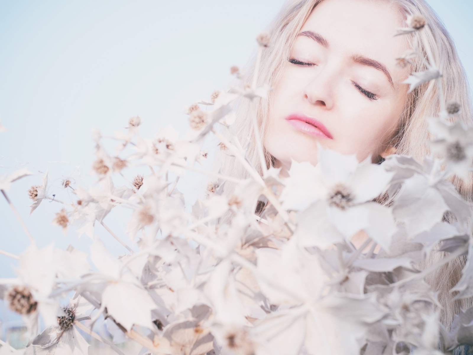 Девушка с закрытыми глазами в цветах 