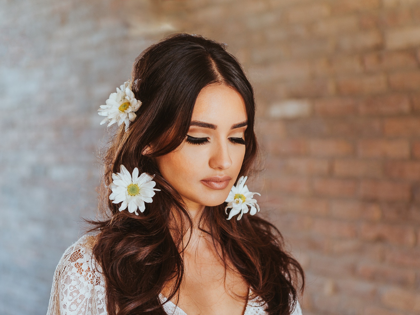 Девушка с закрытыми глазами с ромашками в волосах 