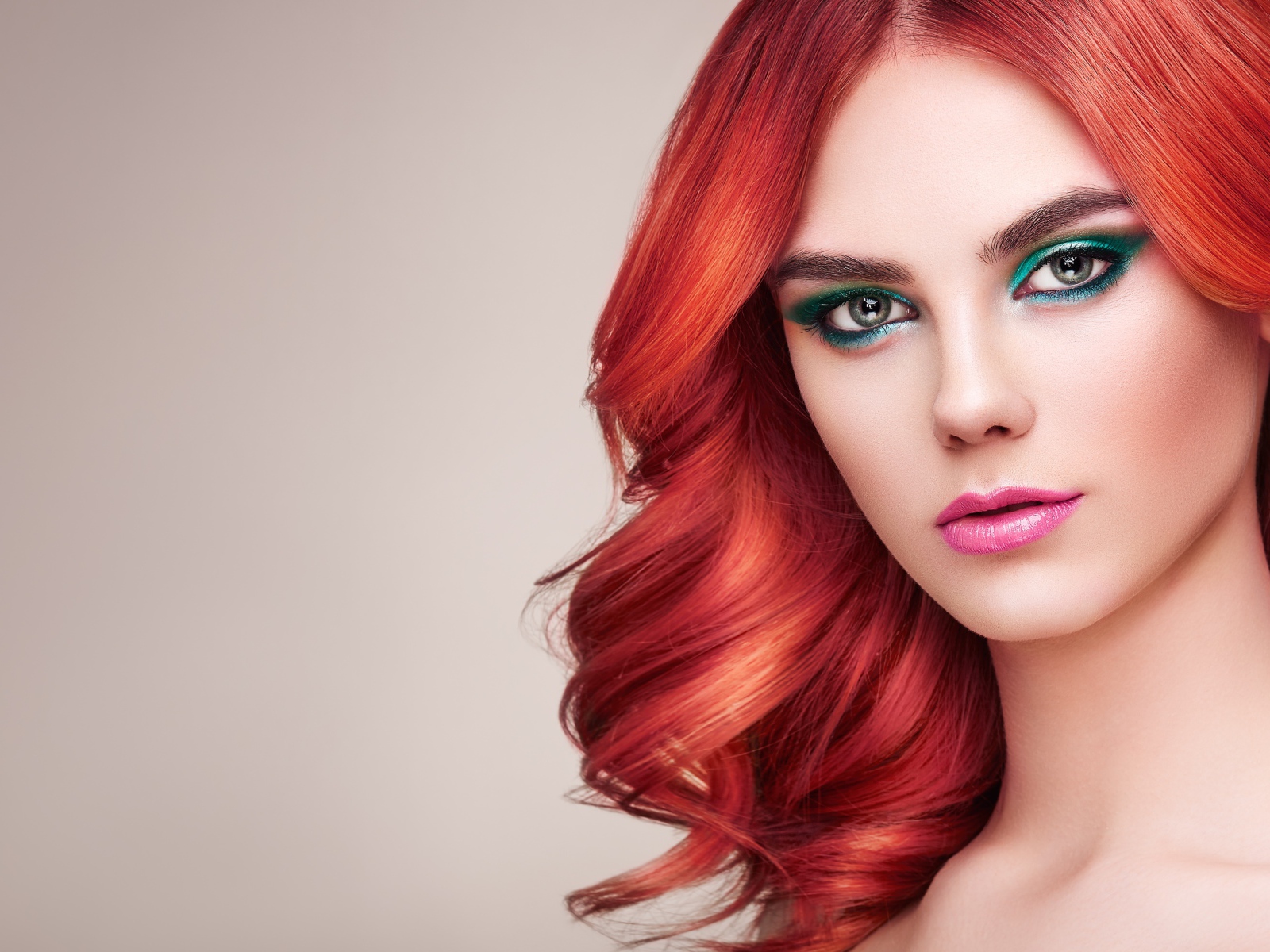 Рыжеволосая девушка с накрашенными глазами