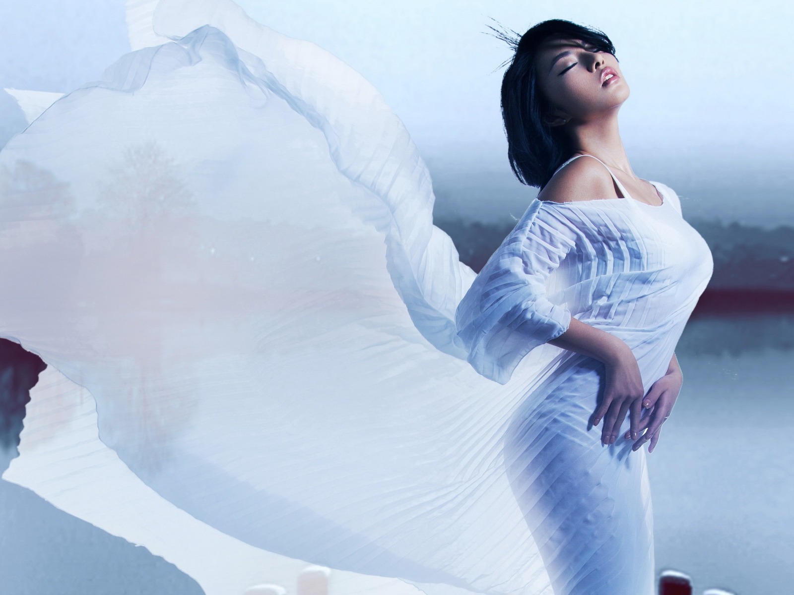 Стильная девушка азиатка в красивом белом платье 