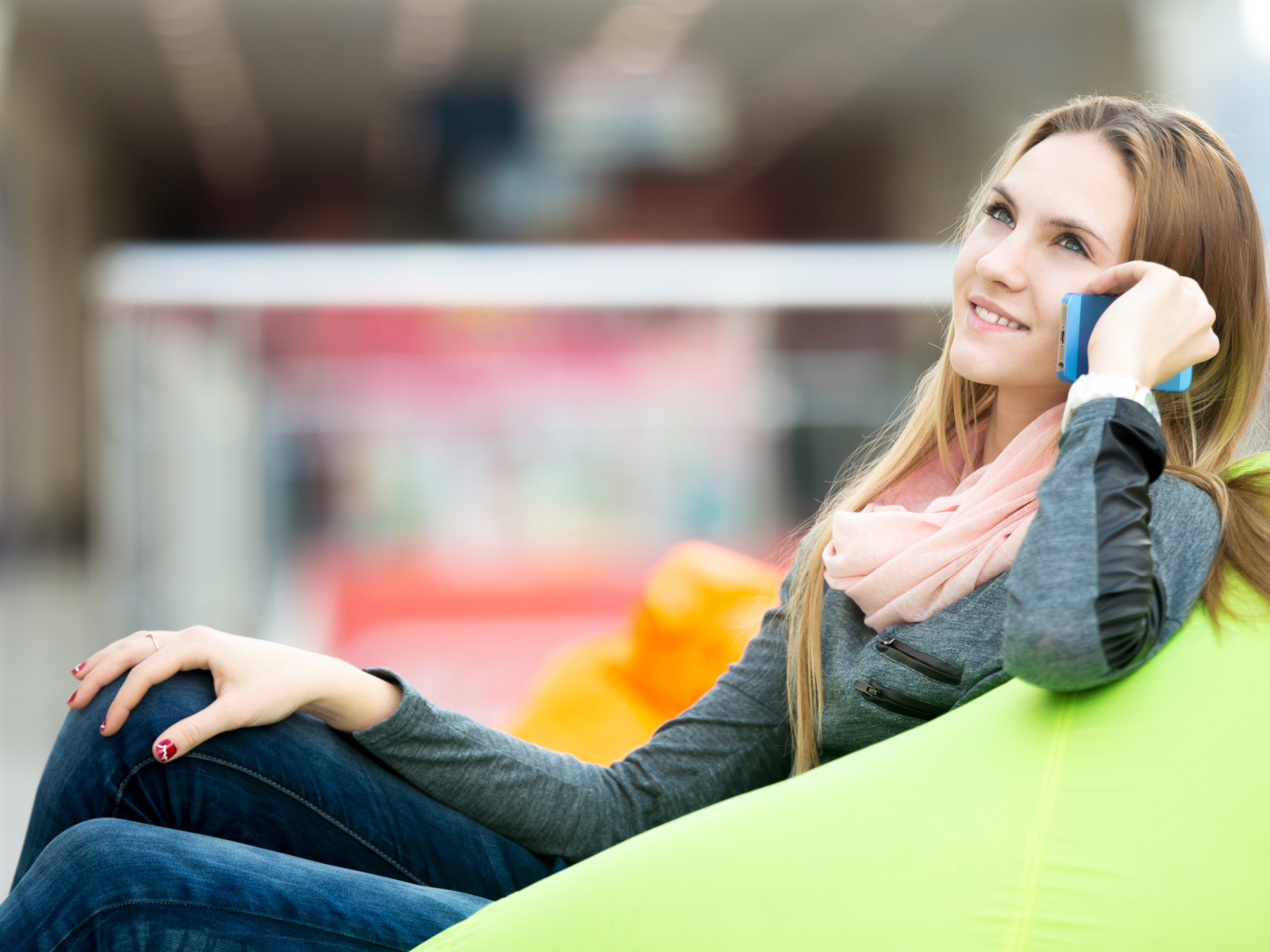 Стильная девушка разговаривает по телефону