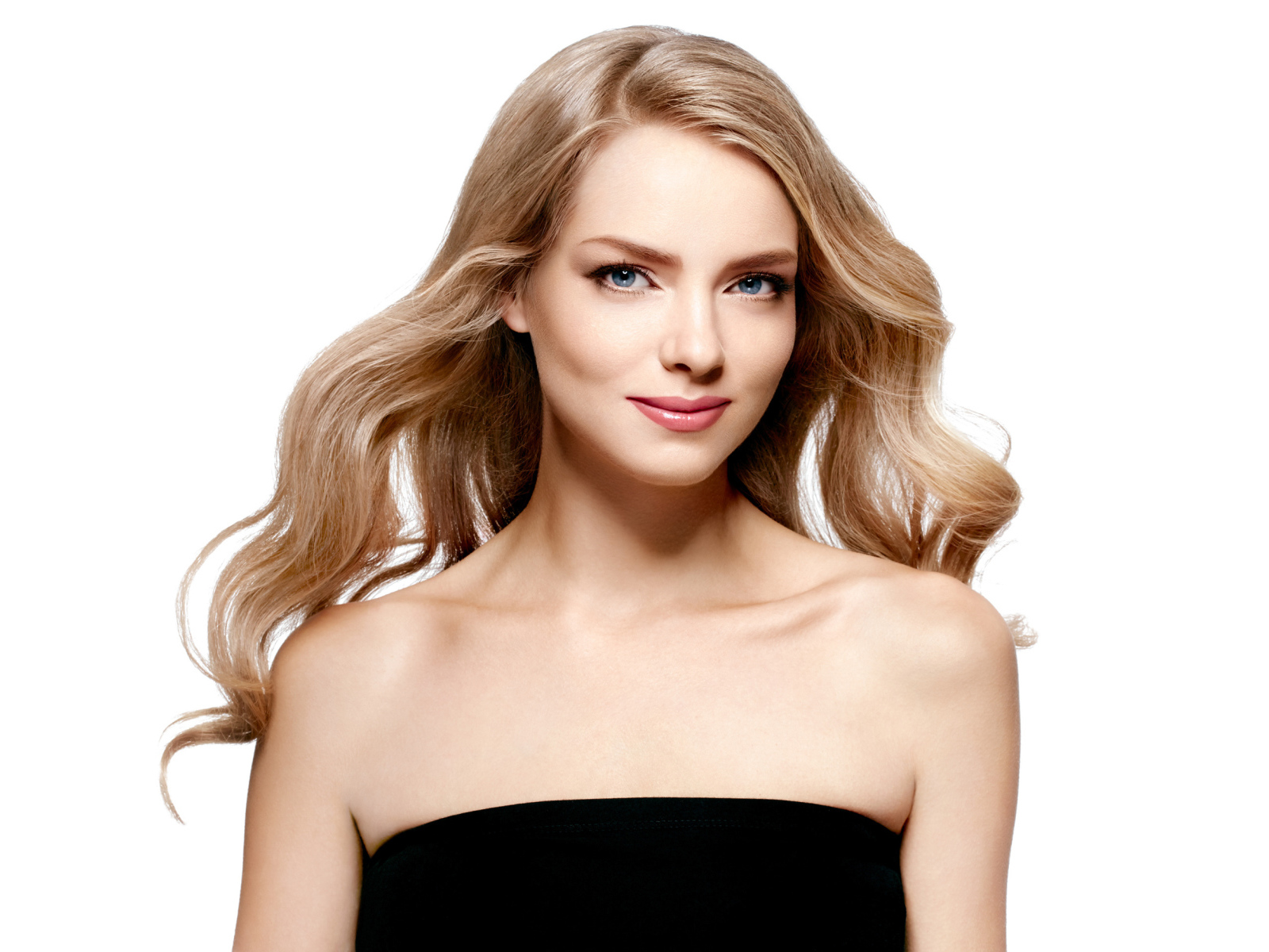 Нежная голубоглазая блондинка в черном платье на белом фоне