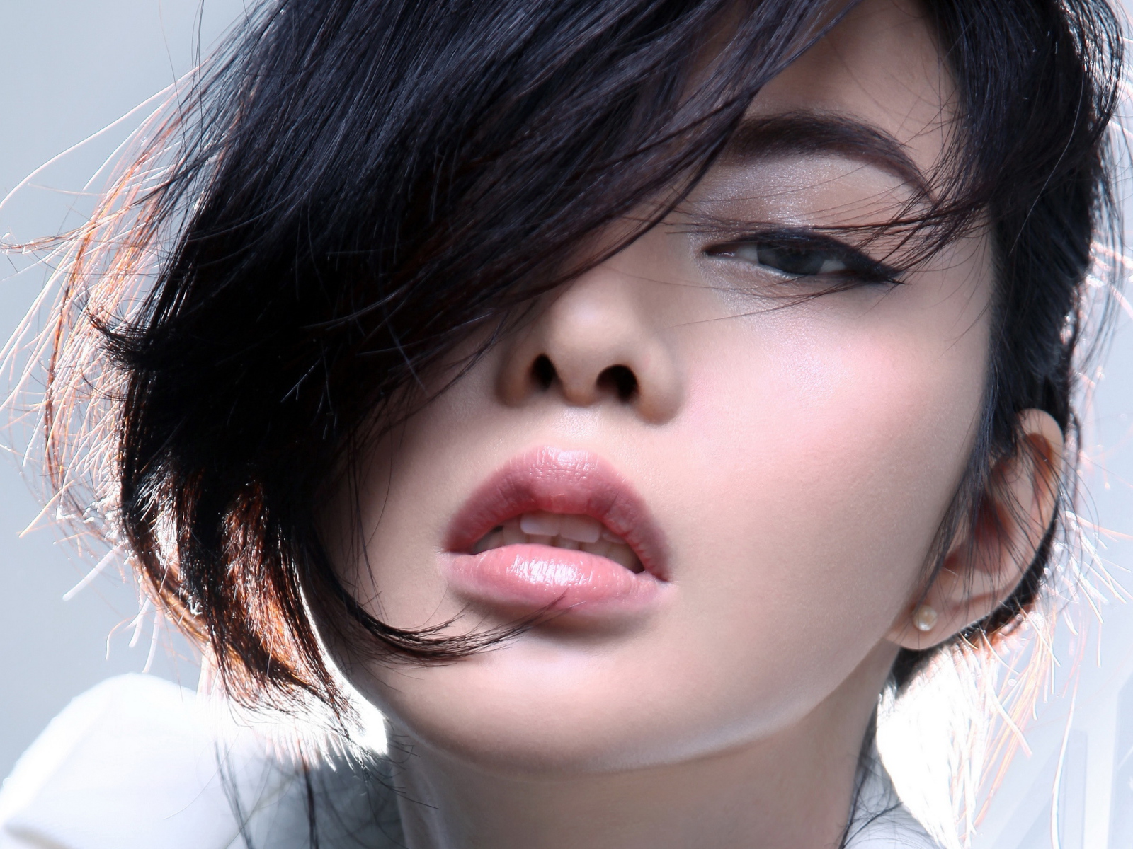 Нежная девушка шатенка лицо крупным планом