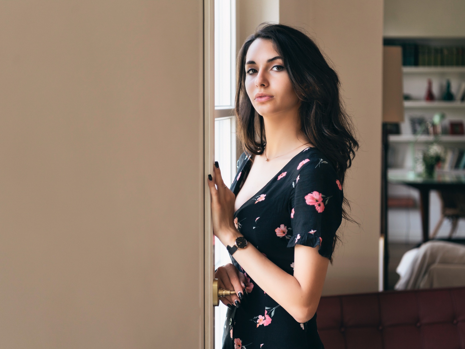 Нежная девушка в платье у окна 