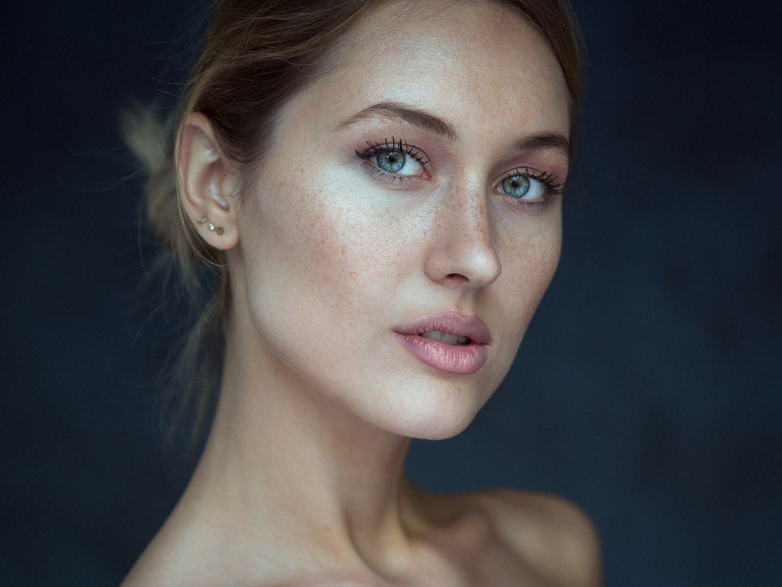 Нежная зеленоглазая девушка крупным планом
