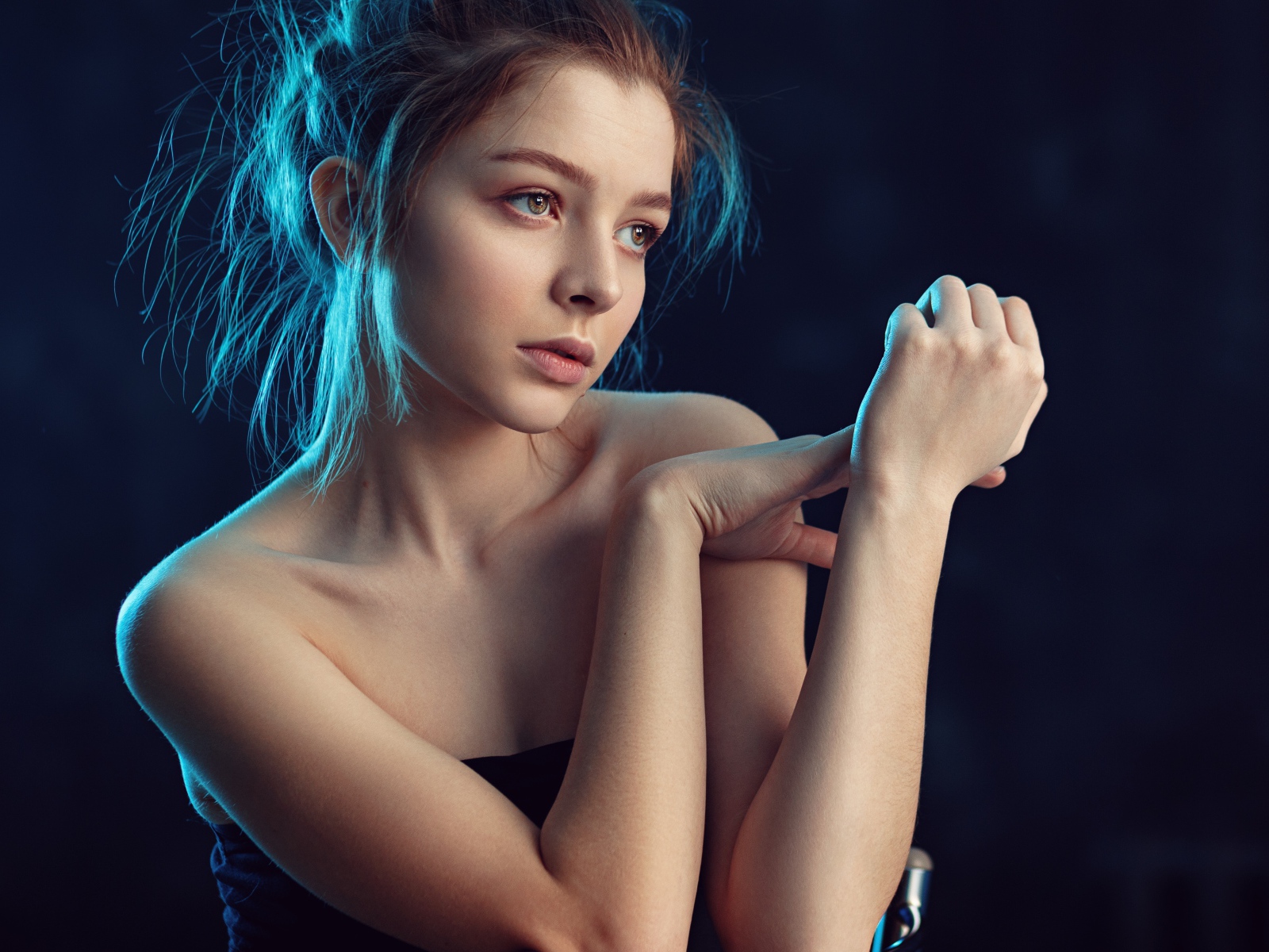 Нежная задумчивая грустная девушка 