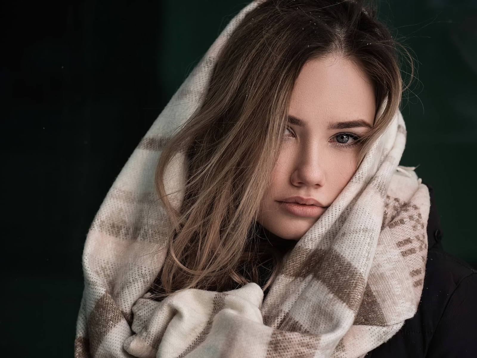 Девушка с волосами на лице в палантине