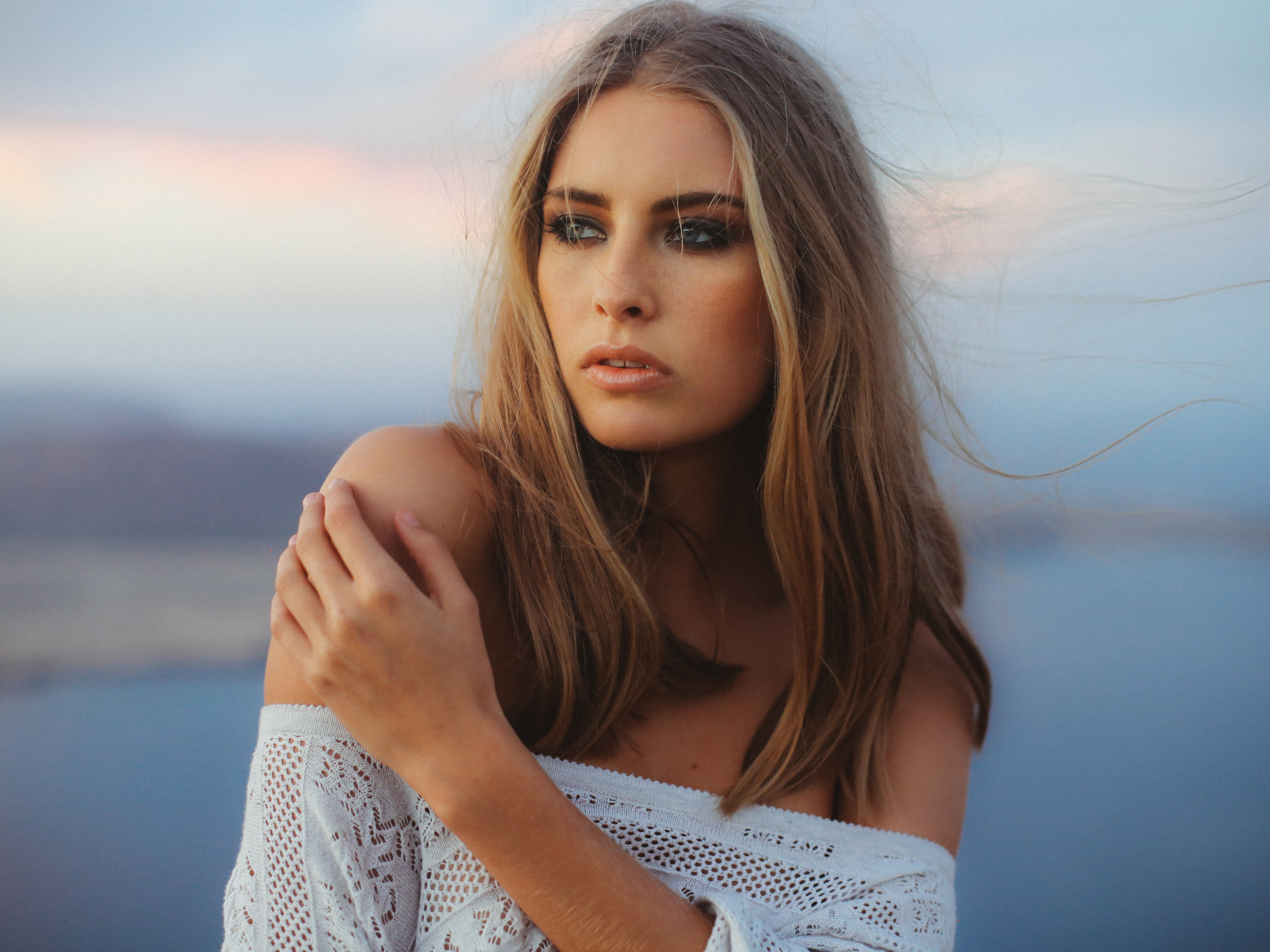 Ветер развивает волосы красивой блондинки