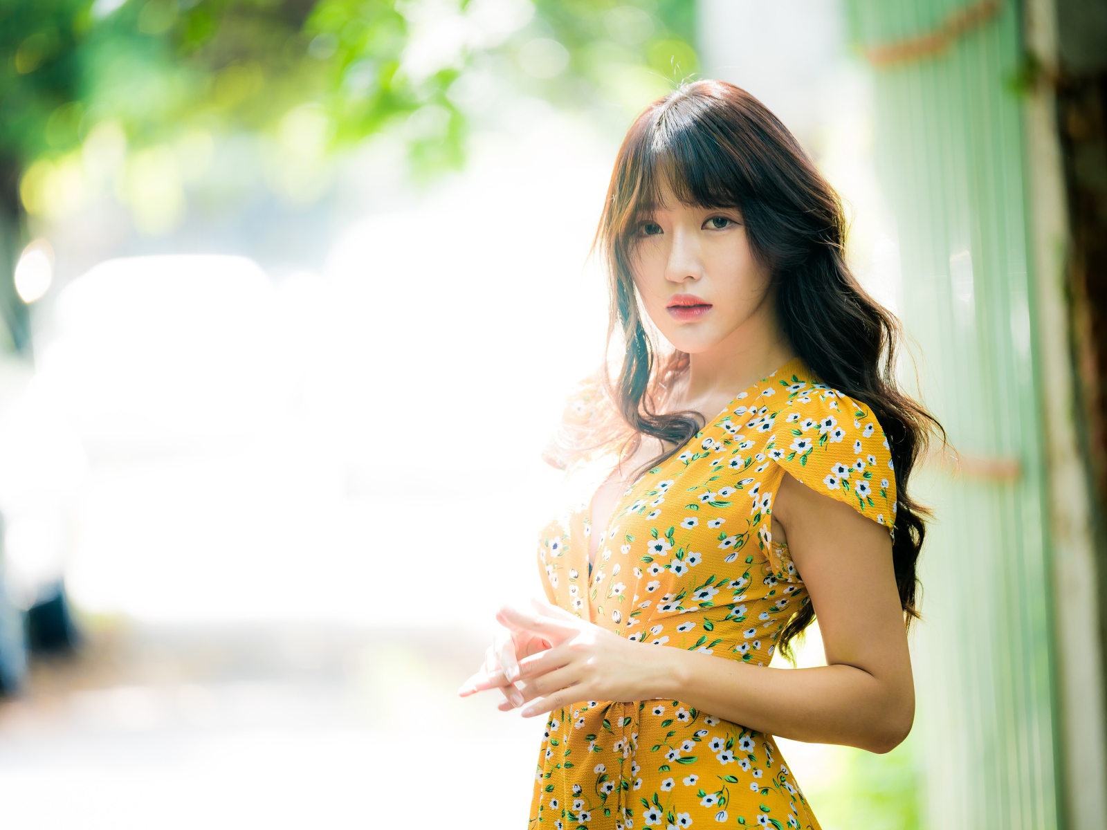 Молодая девушка азиатка в красивом платье 