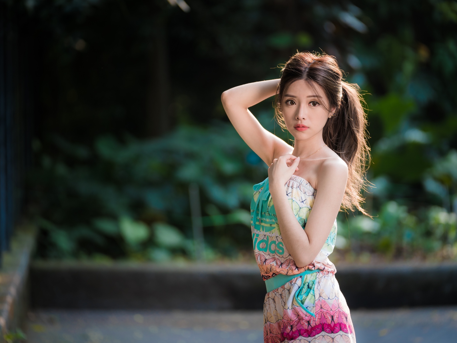 Молодая красивая девушка с рукой в волосах