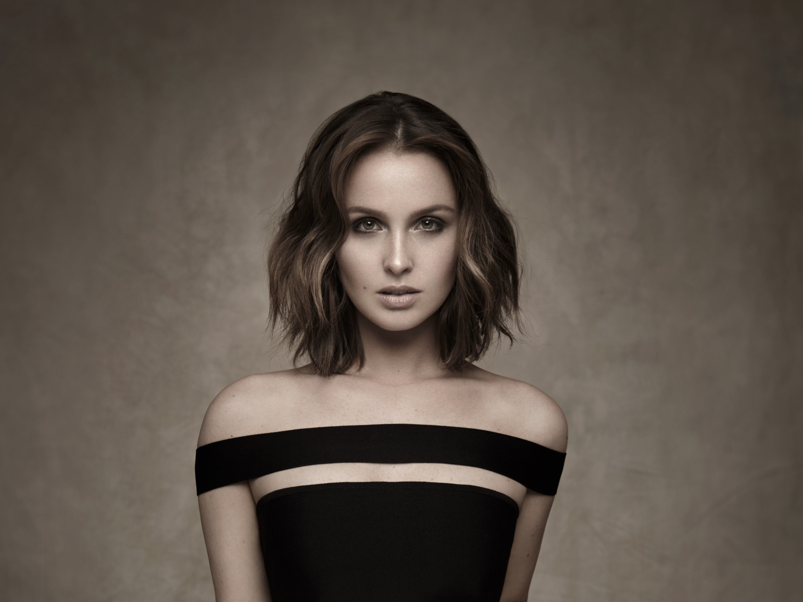 Молодая девушка модель на фоне стены