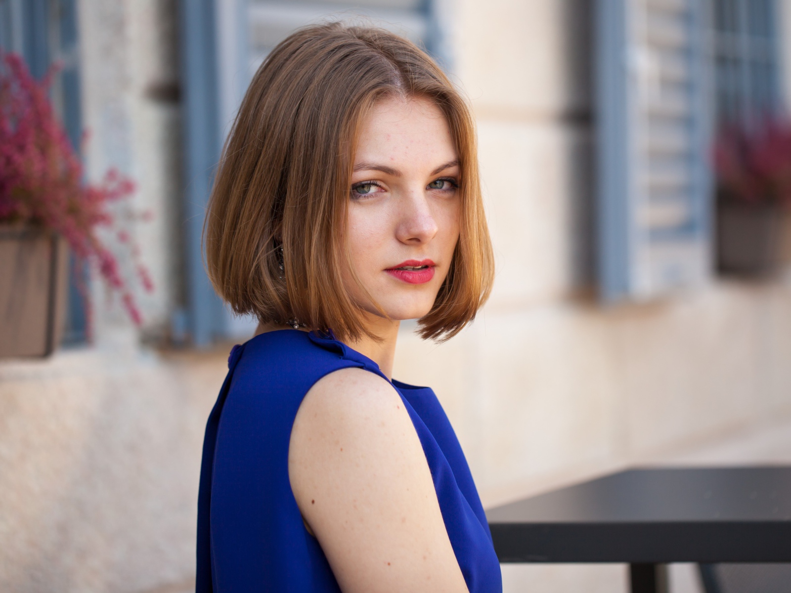 Молодая девушка с прической каре