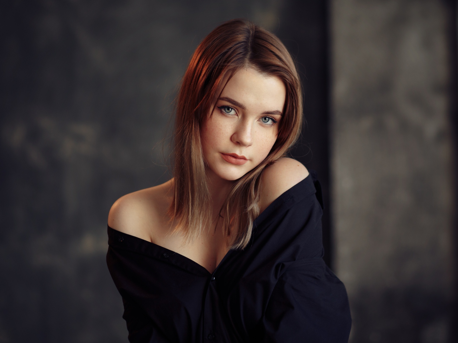 Молодая скромная девушка в черном наряде 