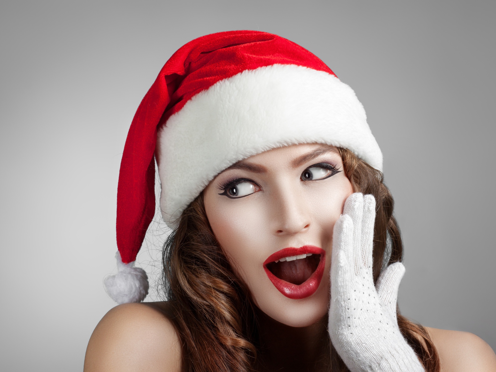 Удивленная снегурочка с рукой у лица