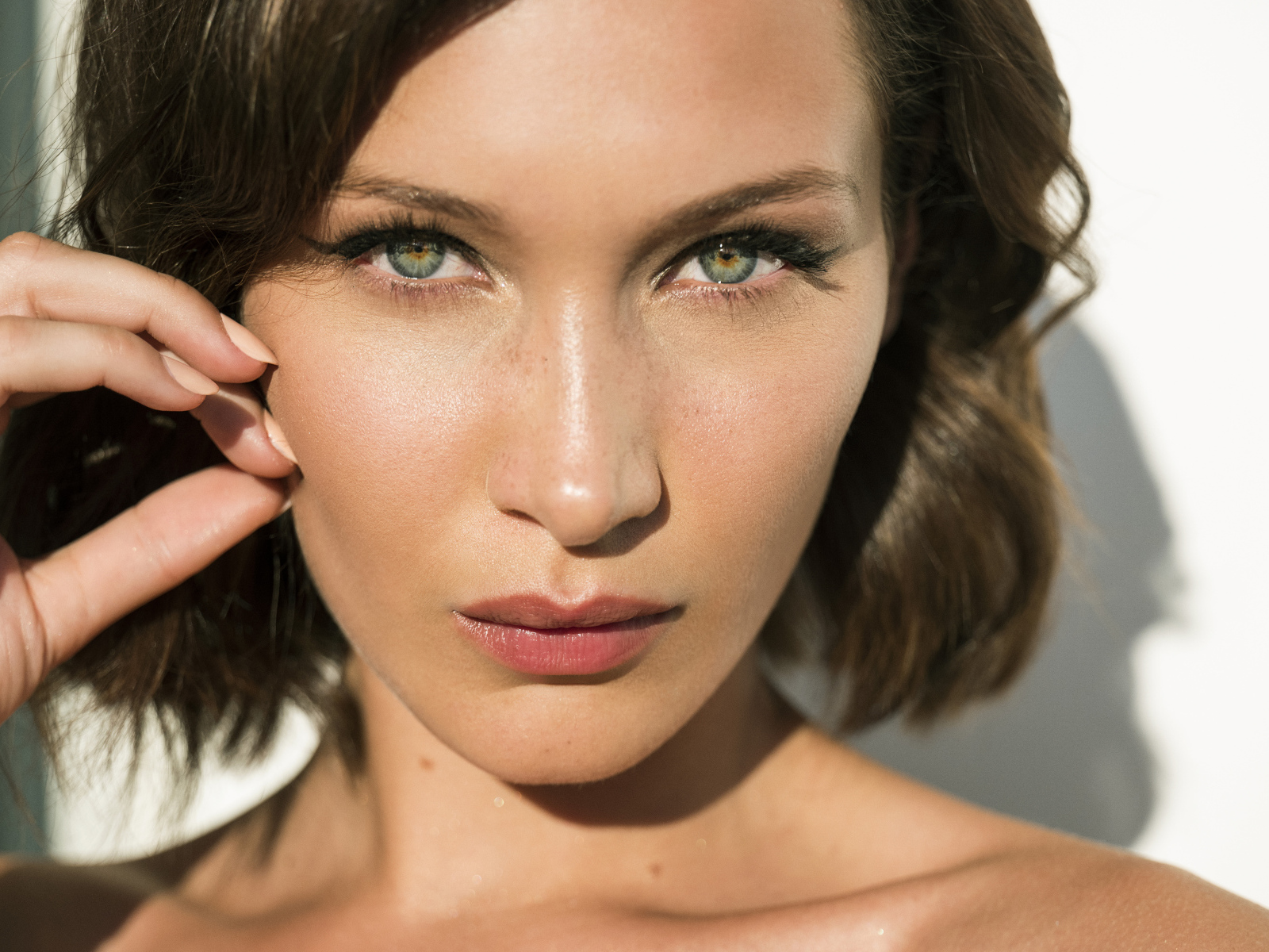 Красивая зеленоглазая девушка модель Белла Хадид