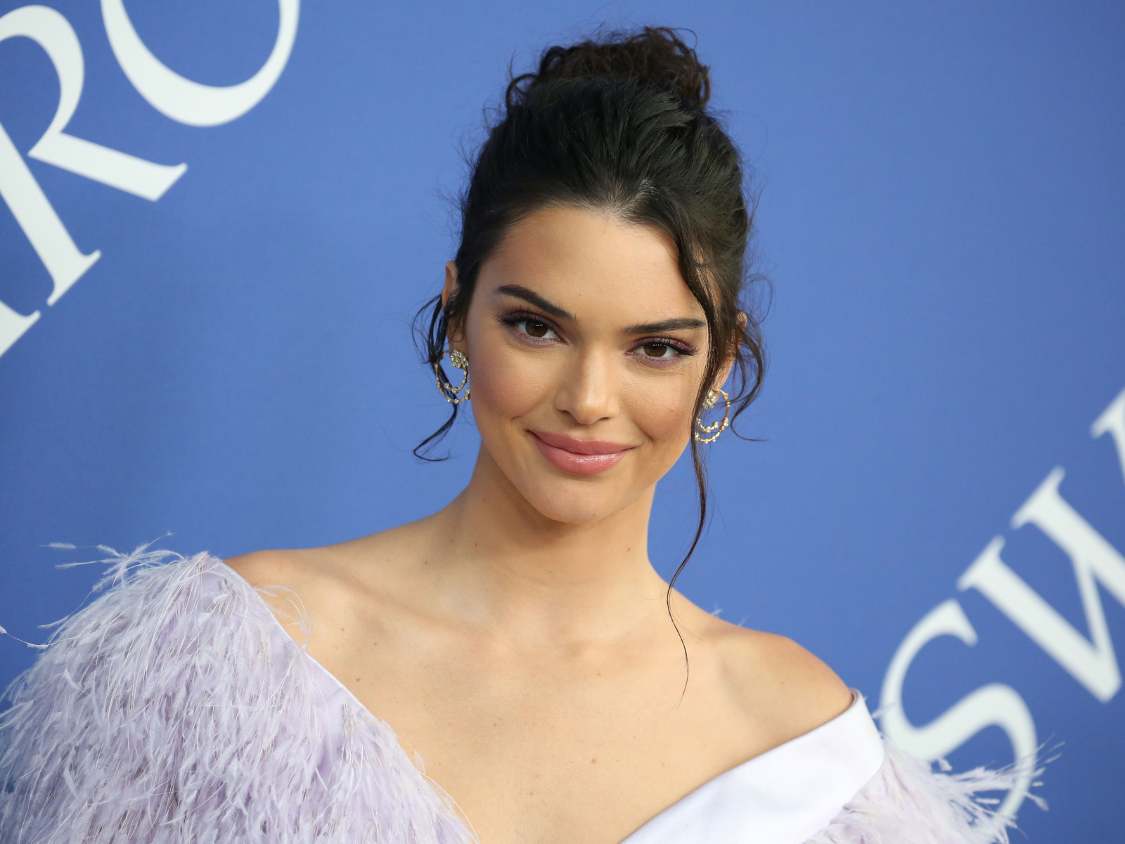 Красивая улыбающаяся модель Кендалл Дженнер 