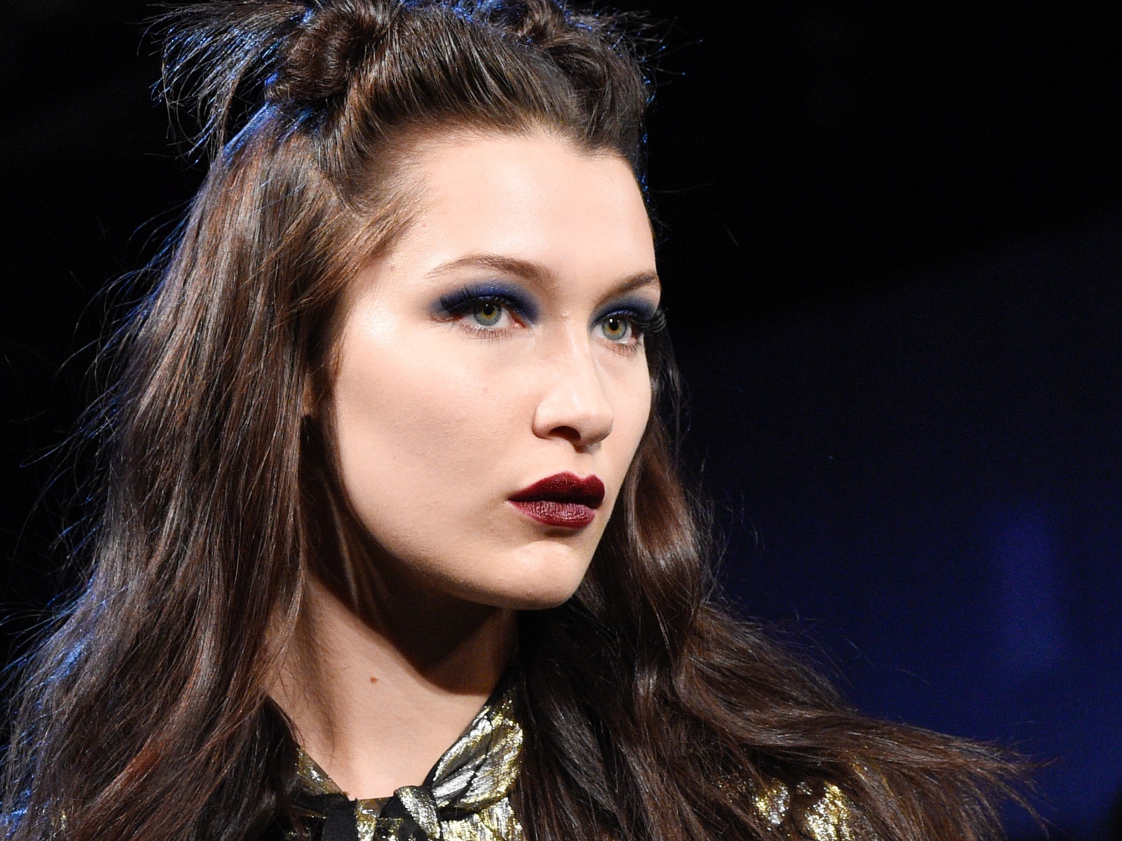 Лицо модели Белла Хадид с ярким макияжем крупным планом