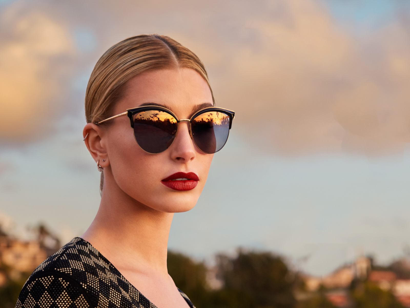 Модель Хейли Болдуин в солнцезащитных очках 