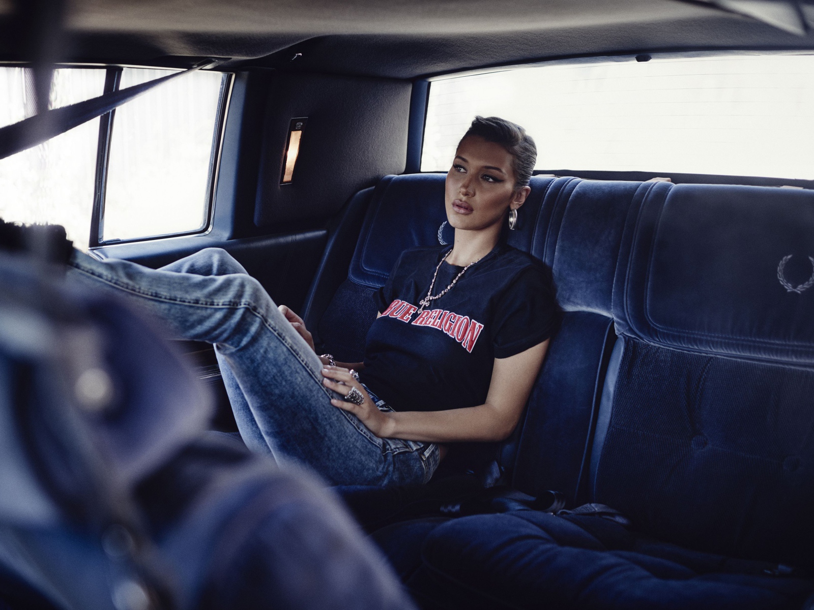 Модель Белла Хадид в джинсах в машине