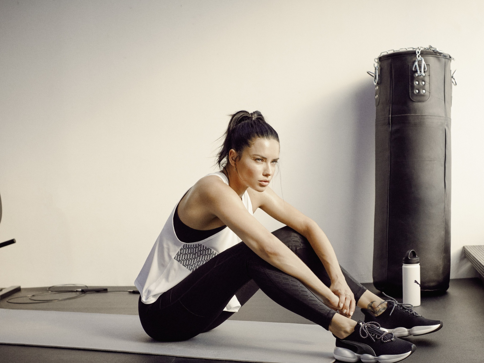 Спортивная девушка модель Адриана Лима в спортзале