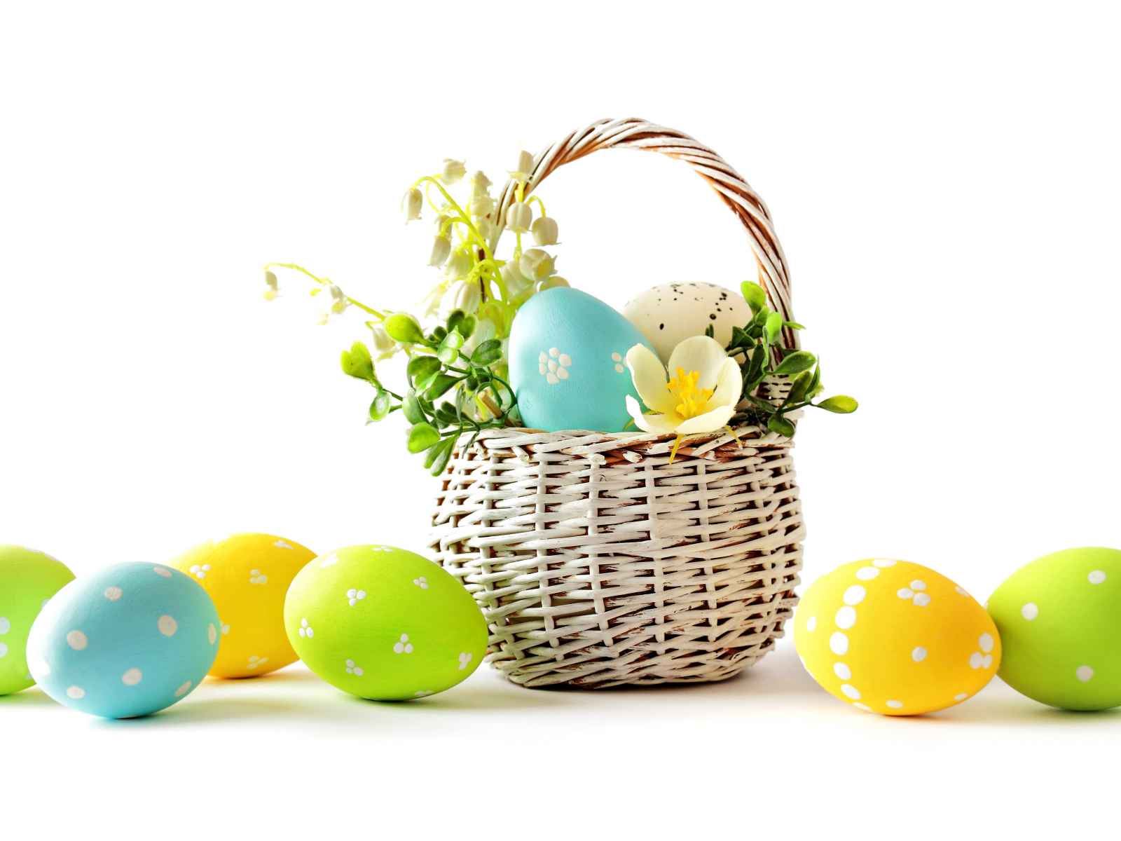 Корзина с крашеными яйцами на белом фоне на Пасху