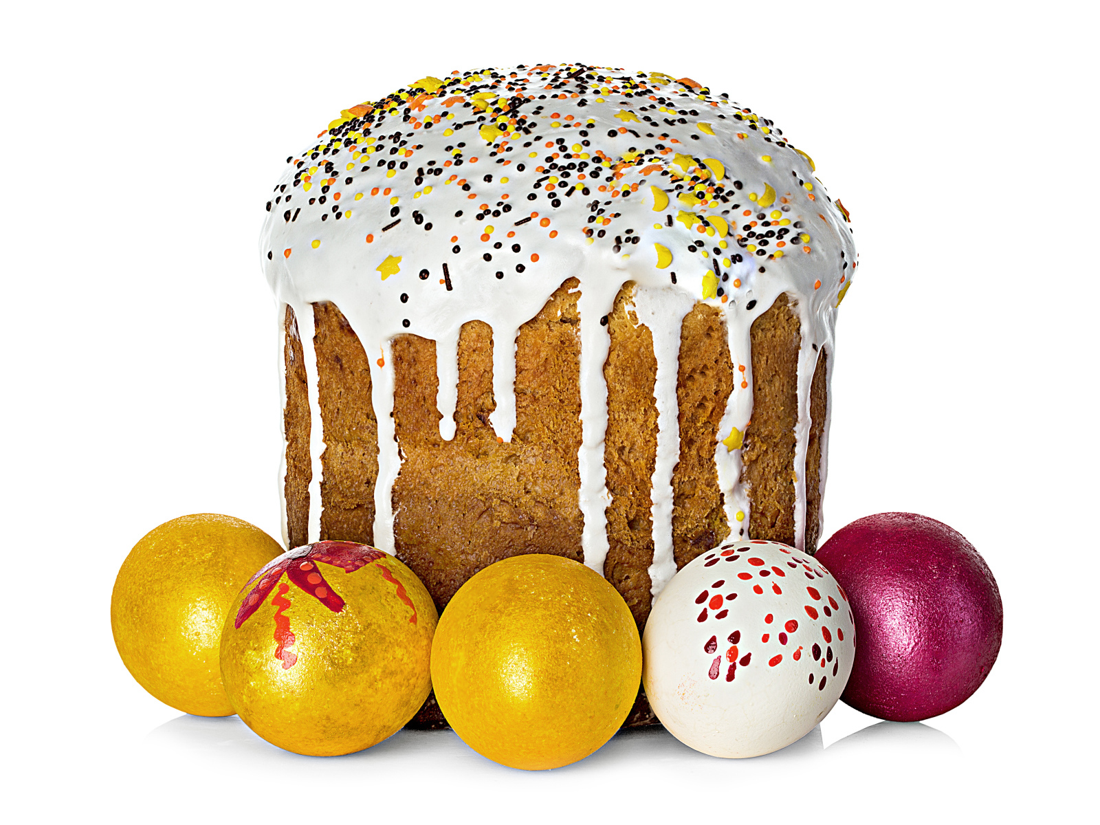 Красивый большой кулич с крашеными яйцами на белом фоне на Пасху