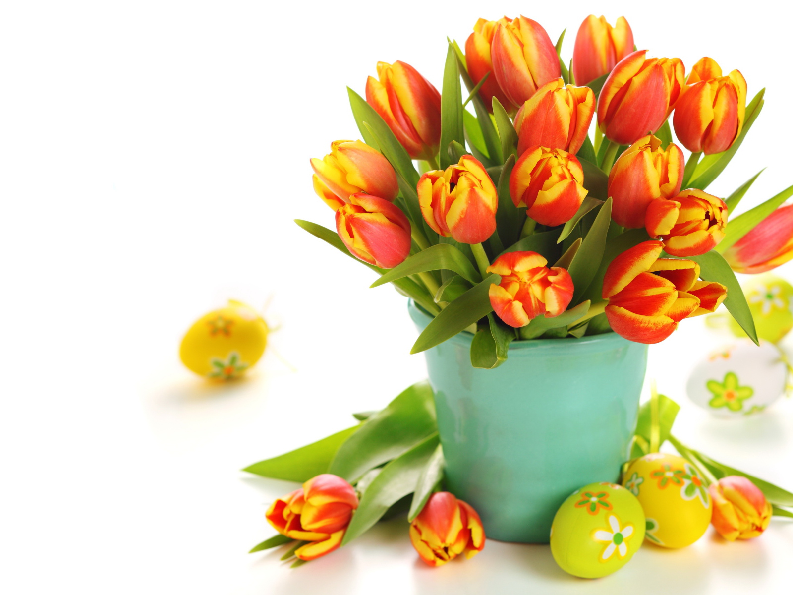 Букет оранжевых тюльпанов с пасхальными яйцами на праздник Пасха 
