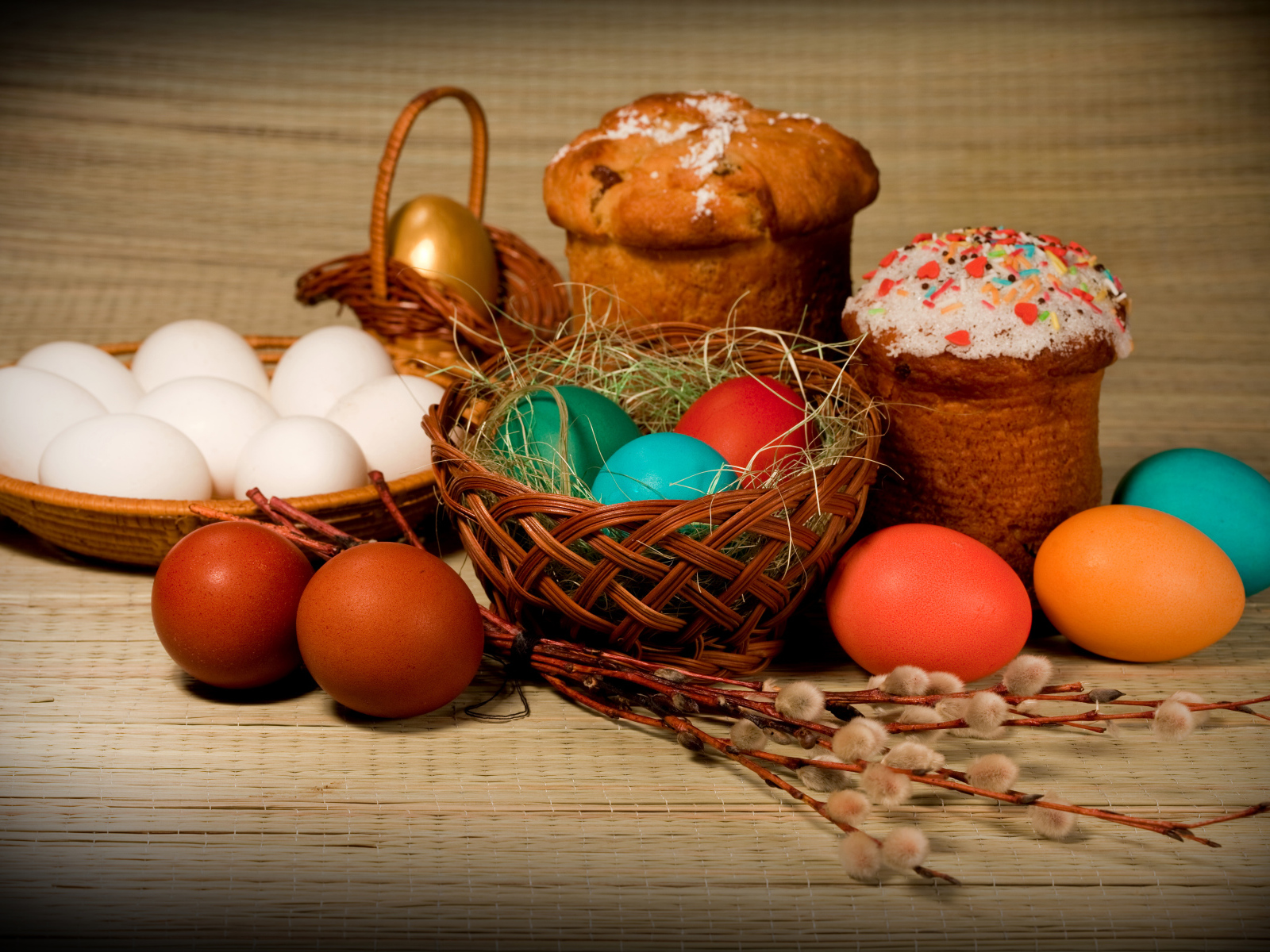 Пасхальные куличи, крашеные яйца и верба на Пасху