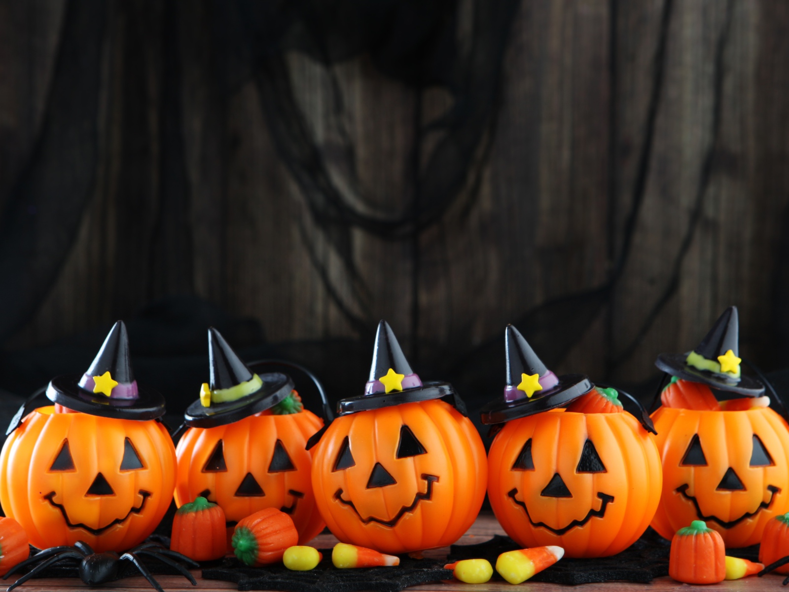 Забавные тыквы в черных шляпах на праздник Хэллоуин 