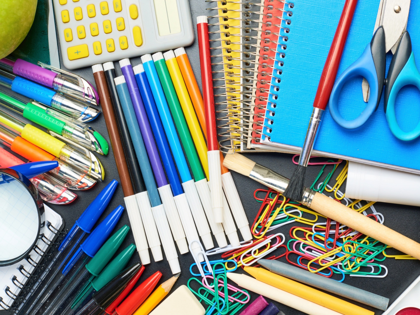 Много школьных принадлежностей на День знаний 1 сентября