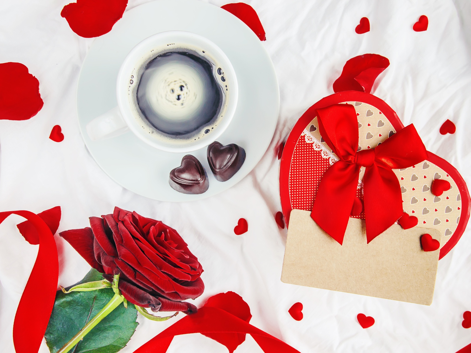 Чашка кофе на столе с коробкой в форме сердца и красной розой для любимой