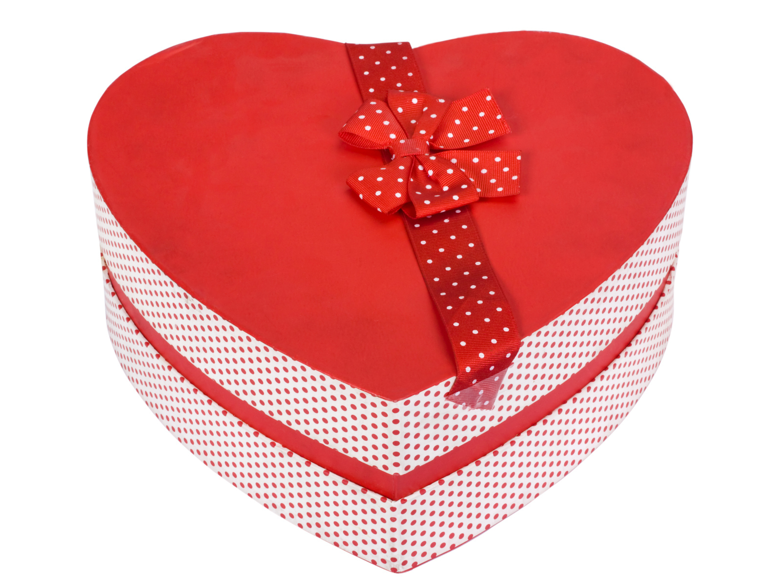Красивая коробка в форме сердца на белом фоне